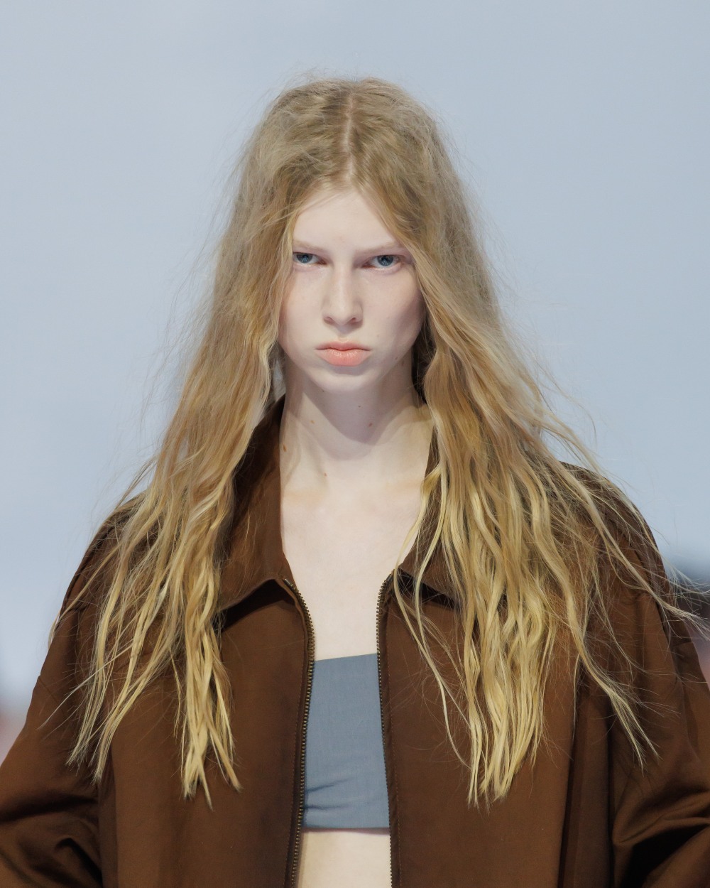 Prada SS27 hace de la naturalidad su nueva obsesión beauty