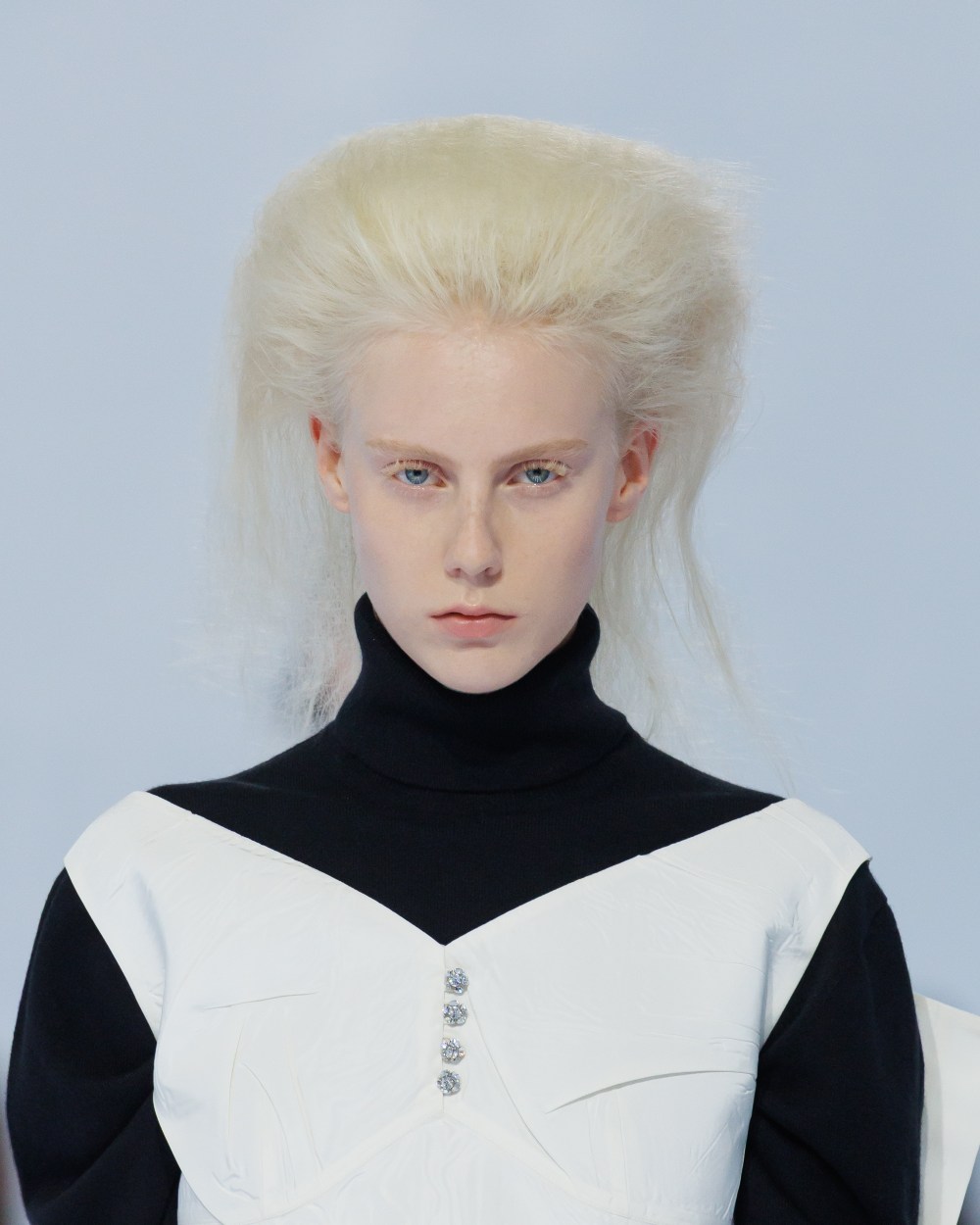 Prada SS27 hace de la naturalidad su nueva obsesión beauty