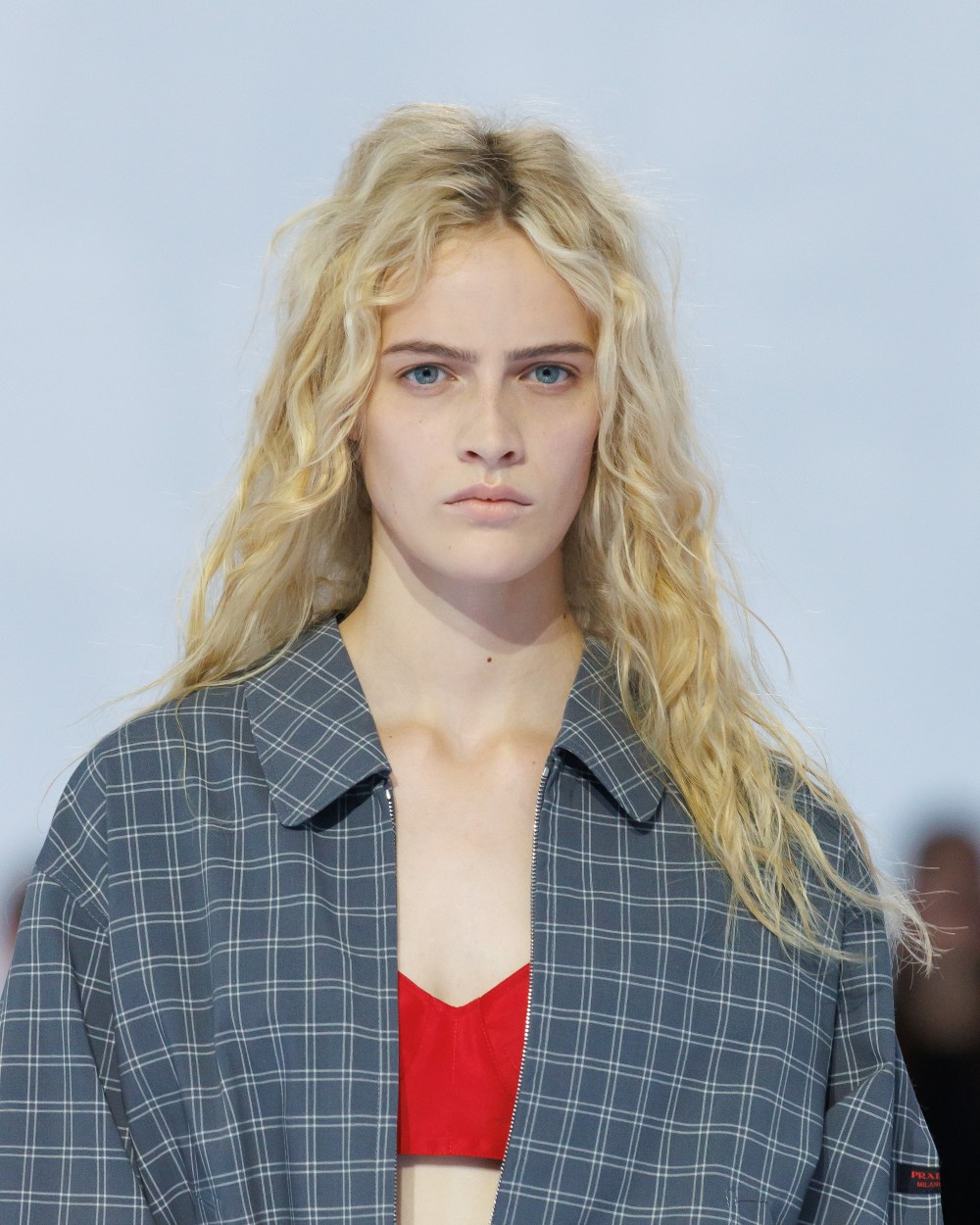 Prada SS27 hace de la naturalidad su nueva obsesión beauty