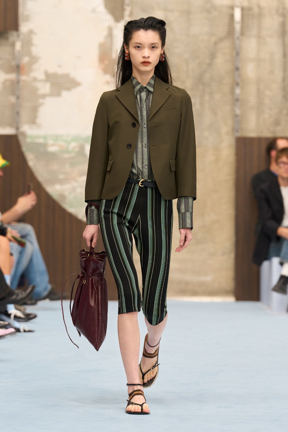 Marni SS27 revela lo interno y juega con la idea de mostrar