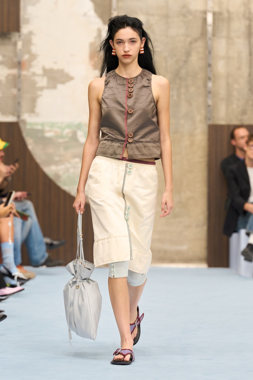 Marni SS27 revela lo interno y juega con la idea de mostrar