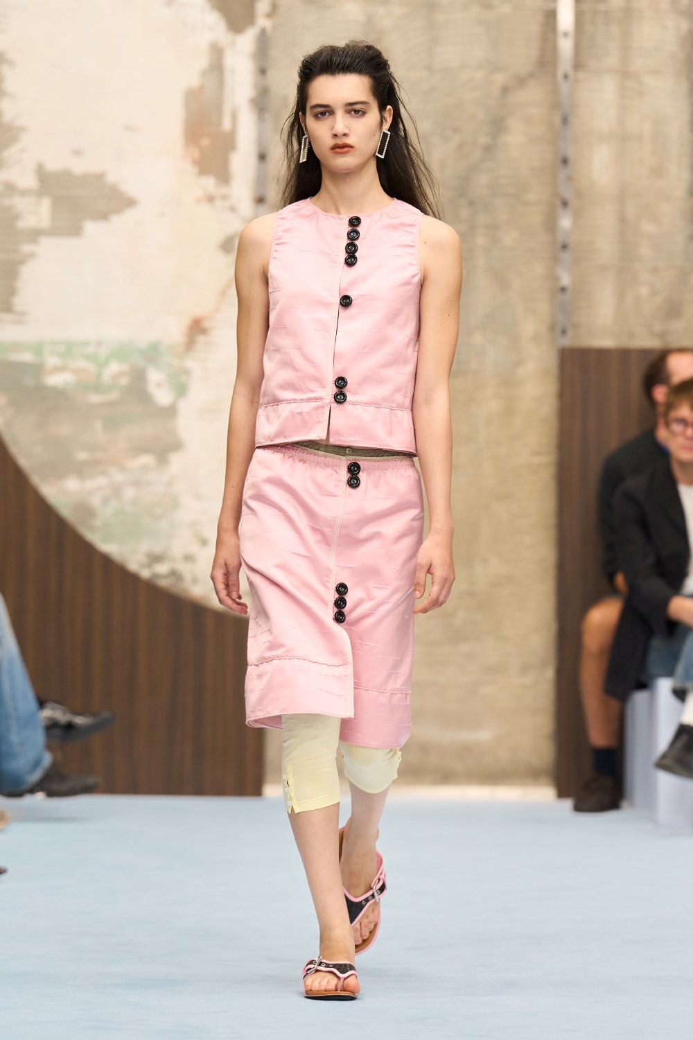 Marni SS27 revela lo interno y juega con la idea de mostrar
