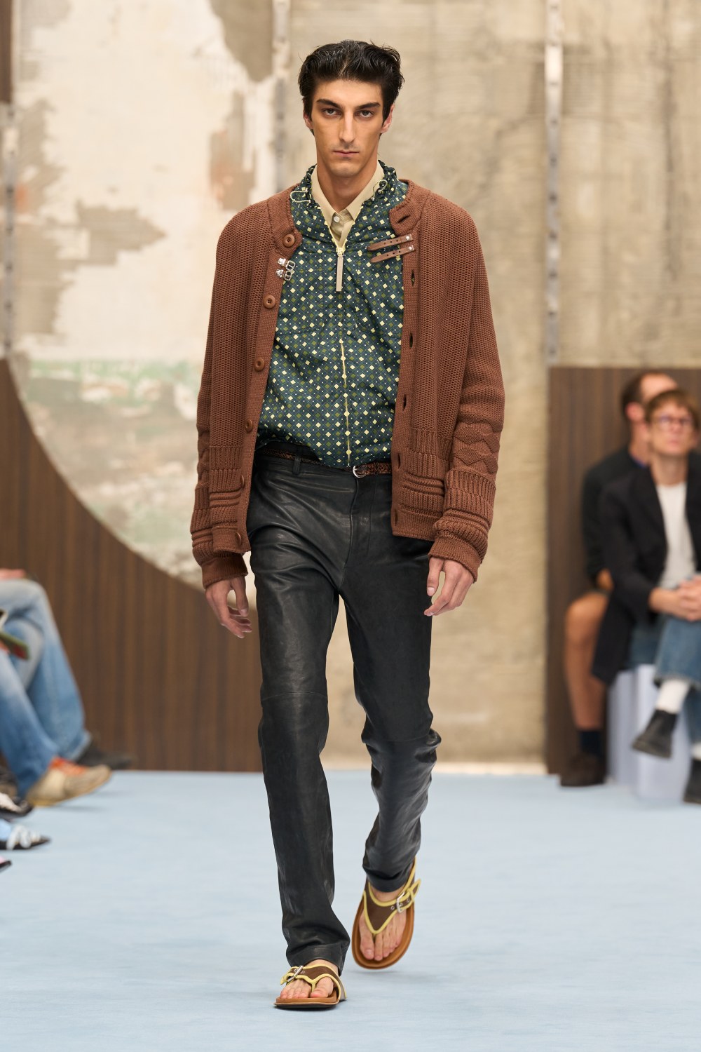 Marni SS27 revela lo interno y juega con la idea de mostrar