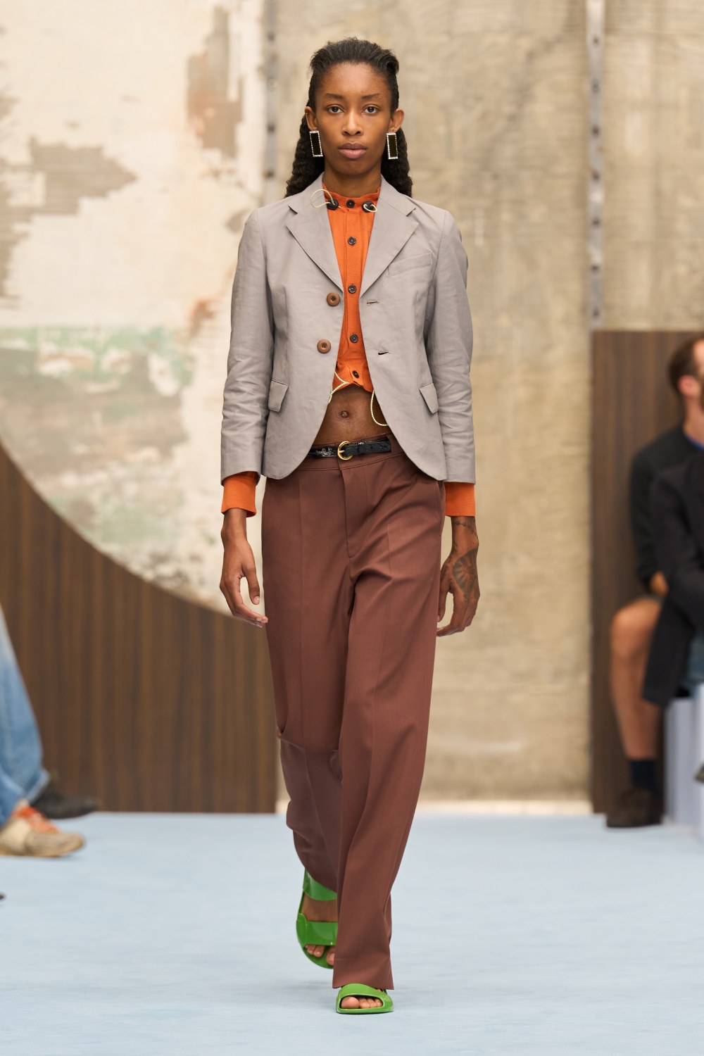 Marni SS27 revela lo interno y juega con la idea de mostrar
