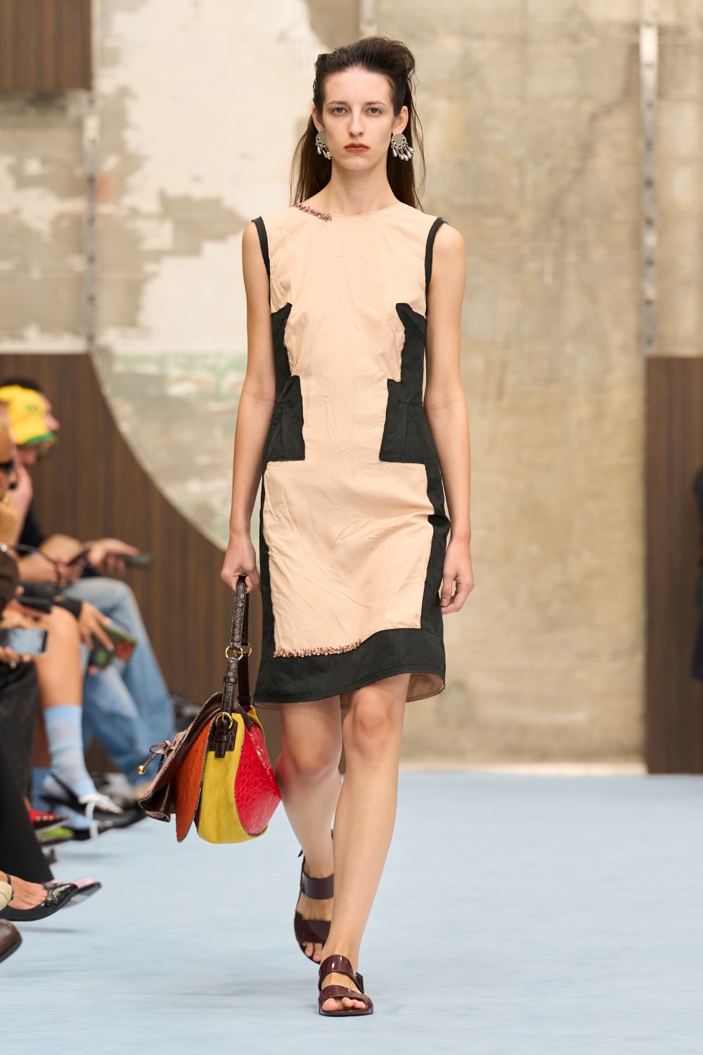 Marni SS27 revela lo interno y juega con la idea de mostrar