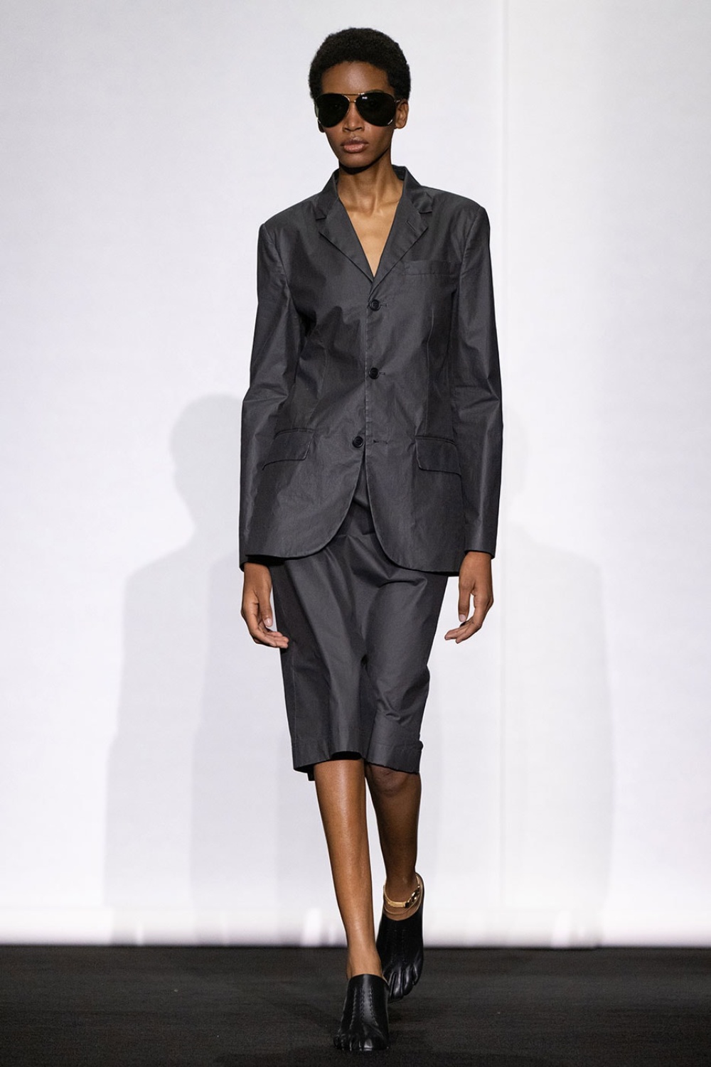 MM6 Maison Margiela hibrida el armario clásico para SS27