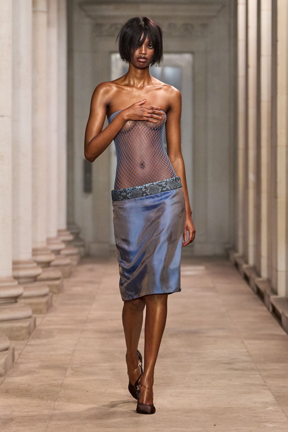Mowalola SS27 eleva el look sin perder su filo radical
