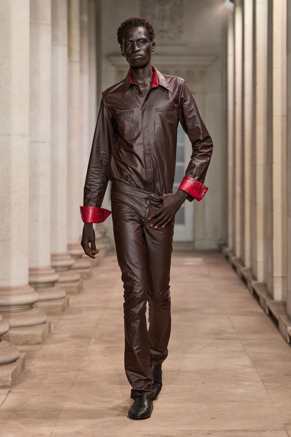 Mowalola SS27 eleva el look sin perder su filo radical