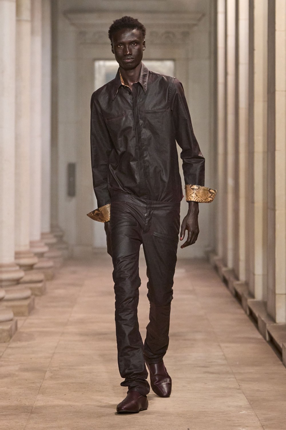 Mowalola SS27 eleva el look sin perder su filo radical