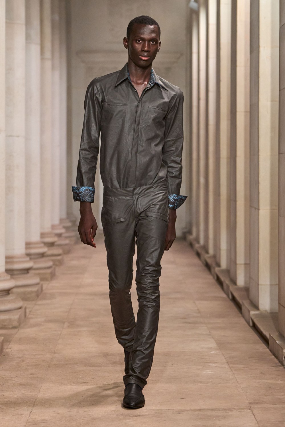 Mowalola SS27 eleva el look sin perder su filo radical
