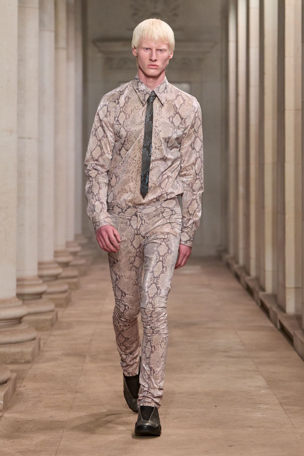 Mowalola SS27 eleva el look sin perder su filo radical