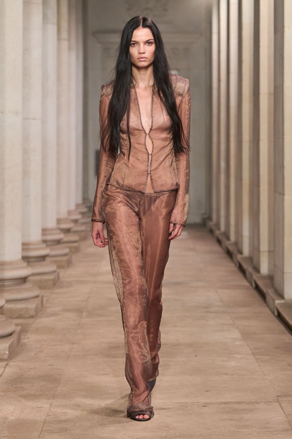 Mowalola SS27 eleva el look sin perder su filo radical