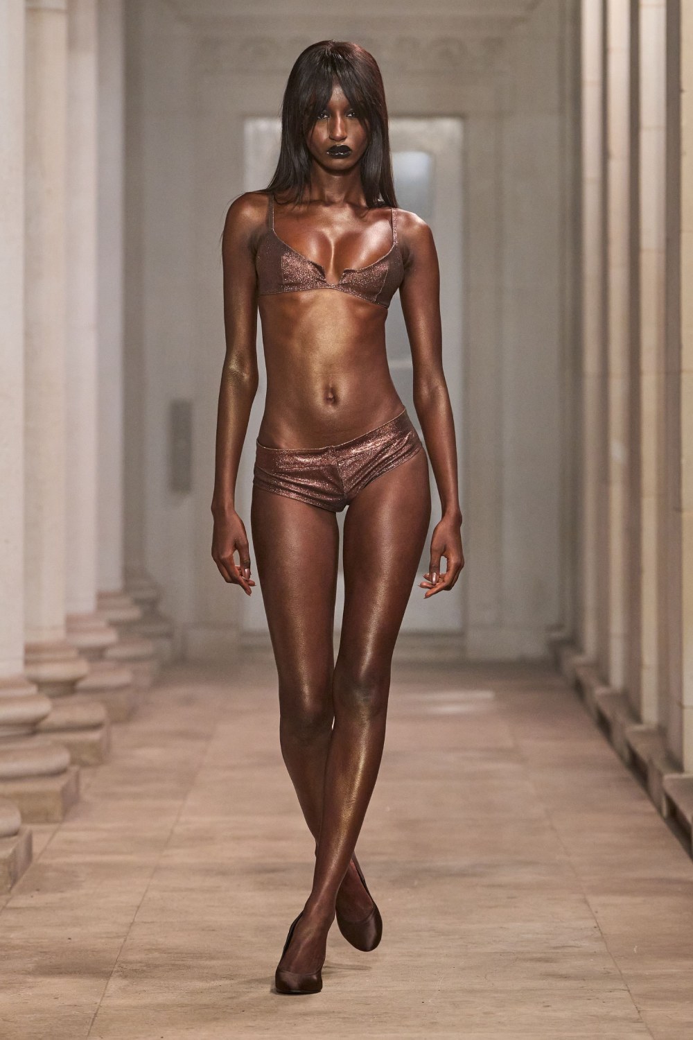 Mowalola SS27 eleva el look sin perder su filo radical
