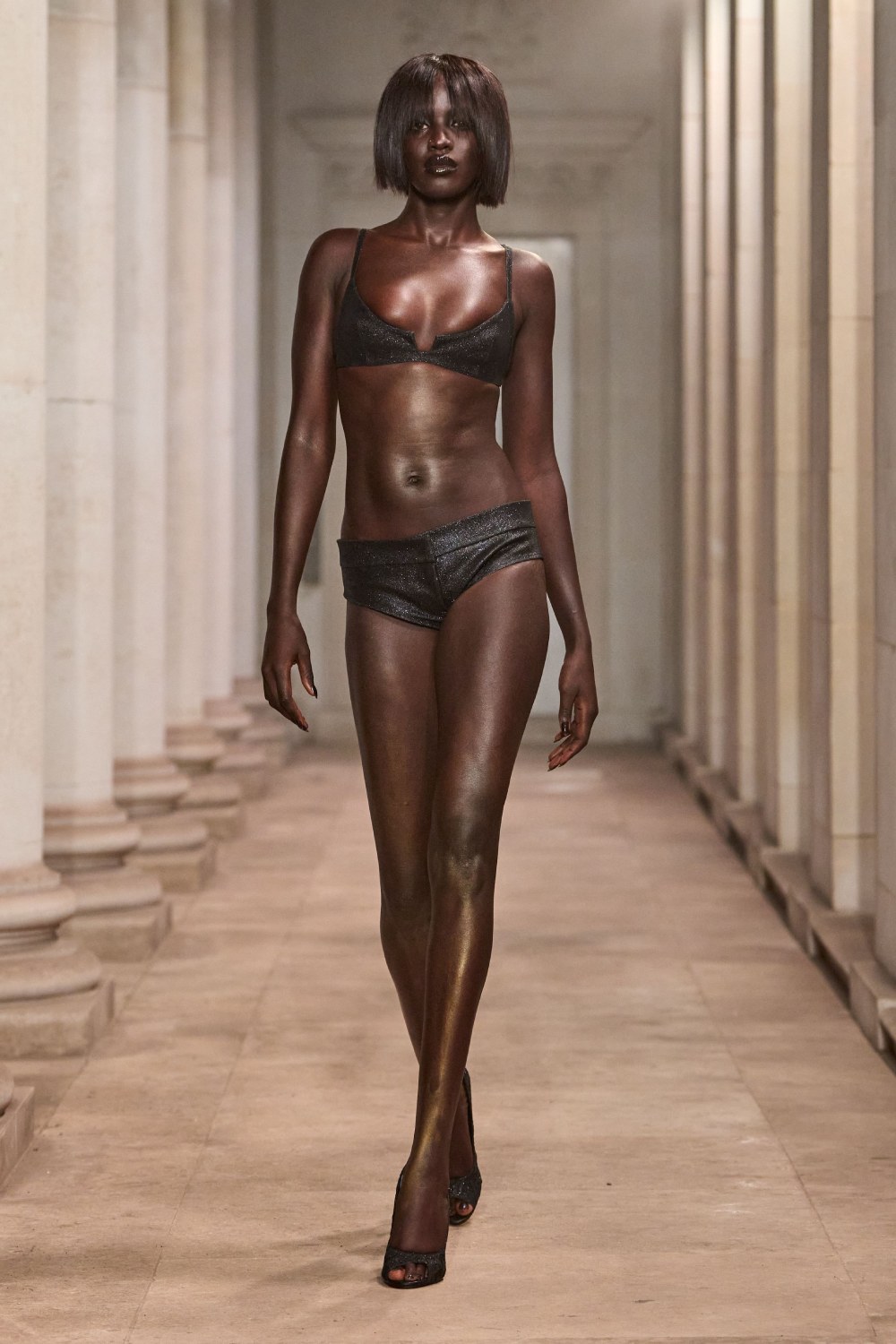 Mowalola SS27 eleva el look sin perder su filo radical