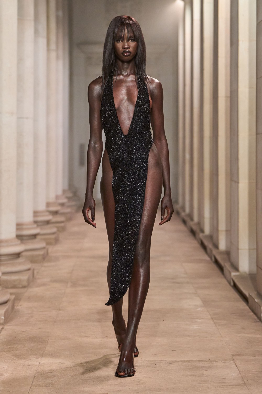 Mowalola SS27 eleva el look sin perder su filo radical