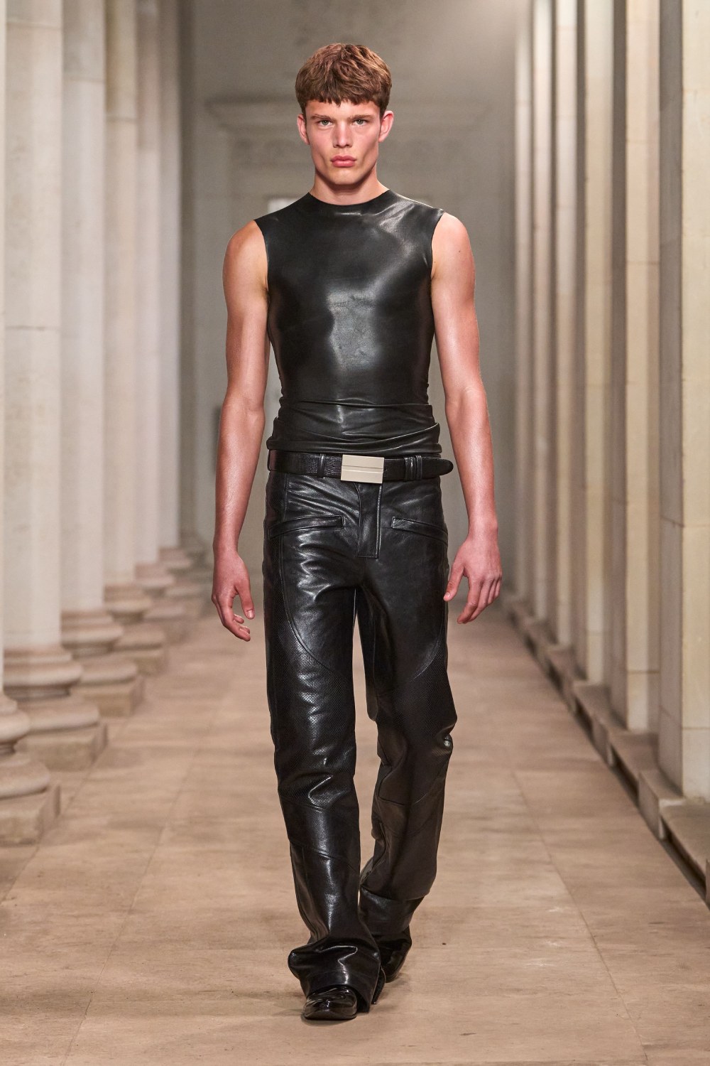 Mowalola SS27 eleva el look sin perder su filo radical