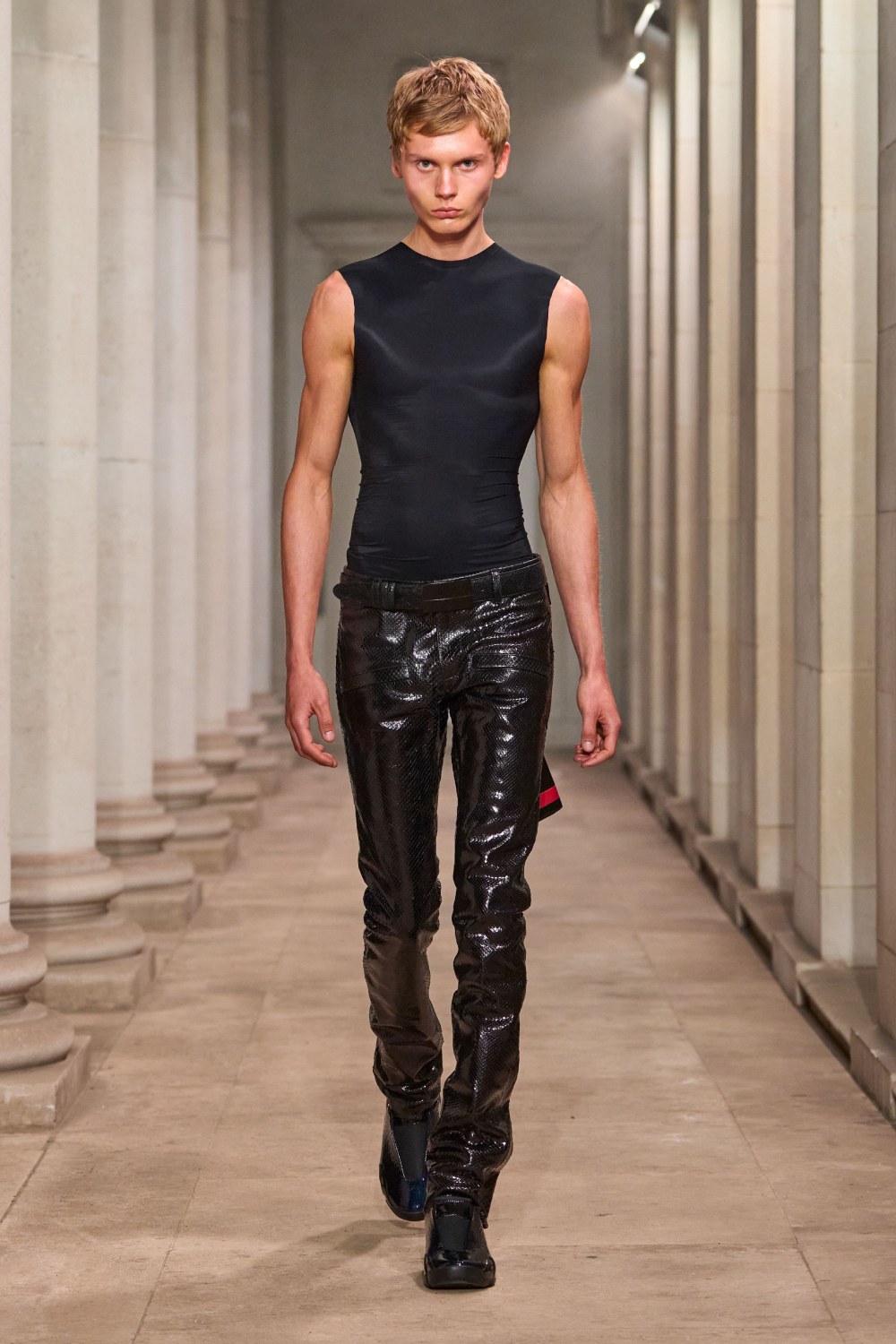 Mowalola SS27 eleva el look sin perder su filo radical
