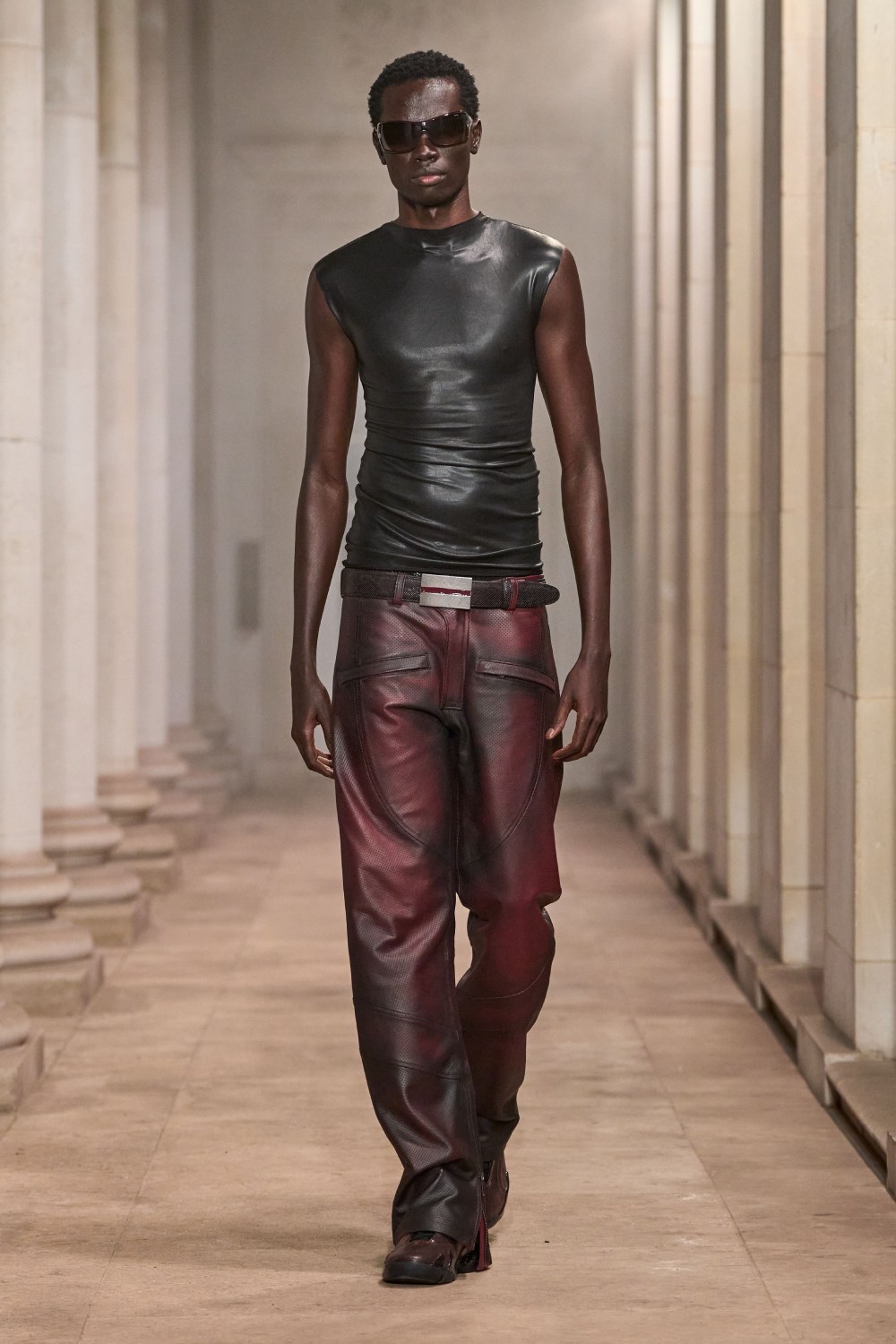 Mowalola SS27 eleva el look sin perder su filo radical