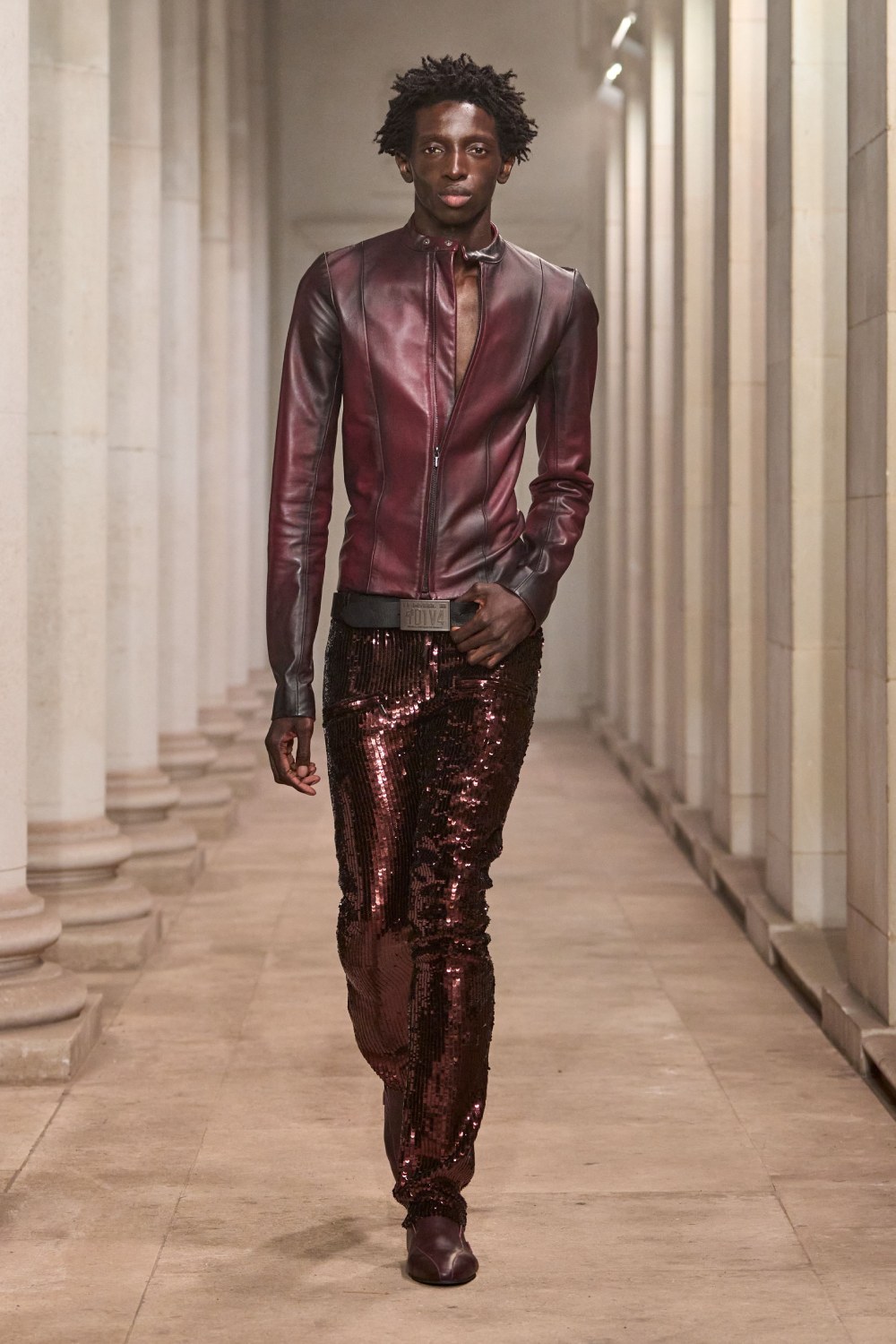 Mowalola SS27 eleva el look sin perder su filo radical