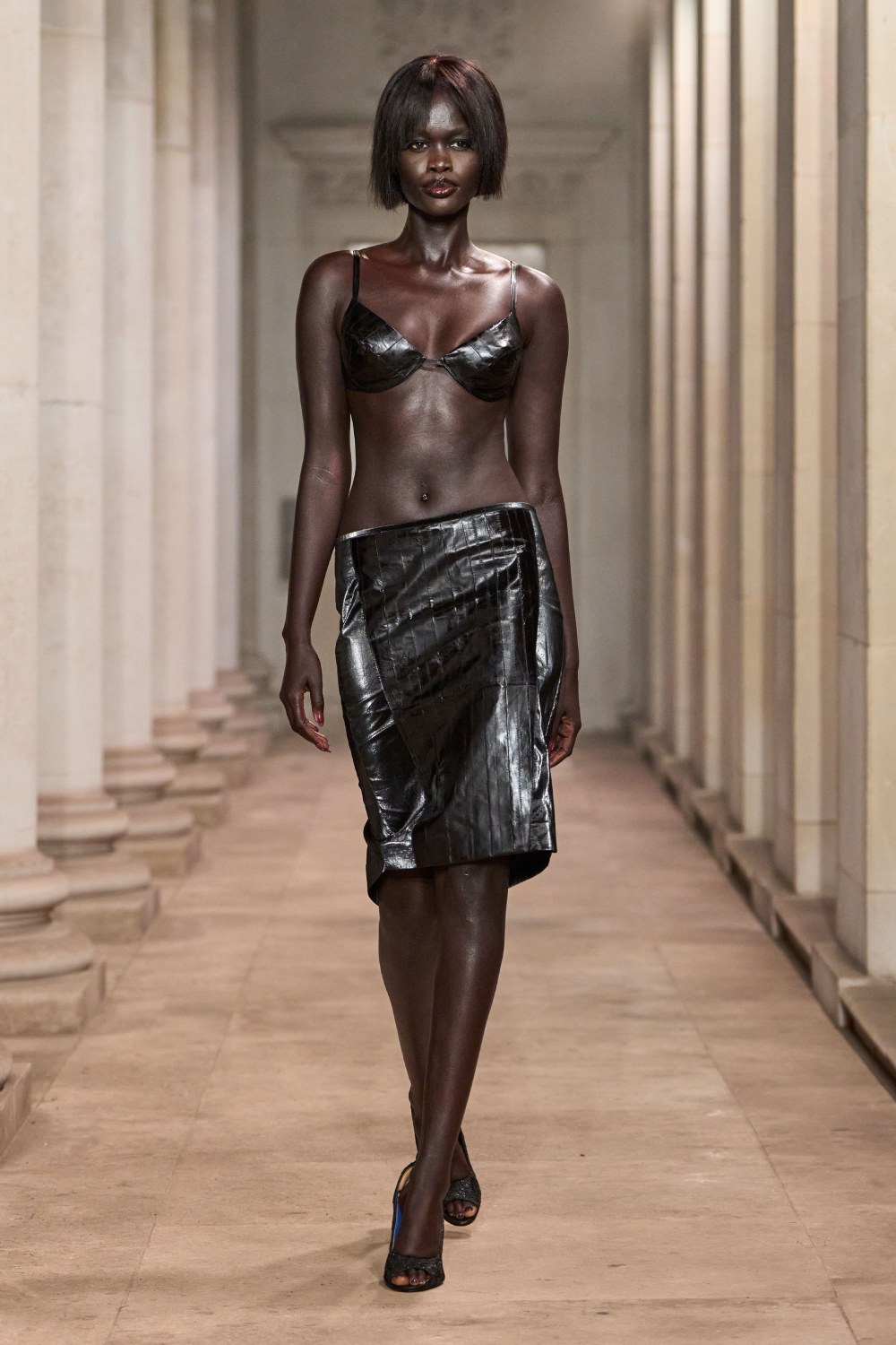 Mowalola SS27 eleva el look sin perder su filo radical