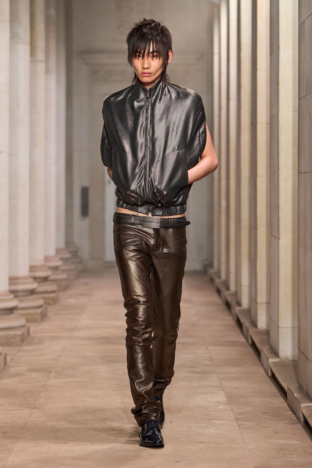 Mowalola SS27 eleva el look sin perder su filo radical