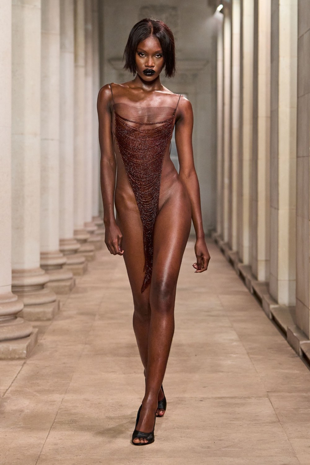 Mowalola SS27 eleva el look sin perder su filo radical