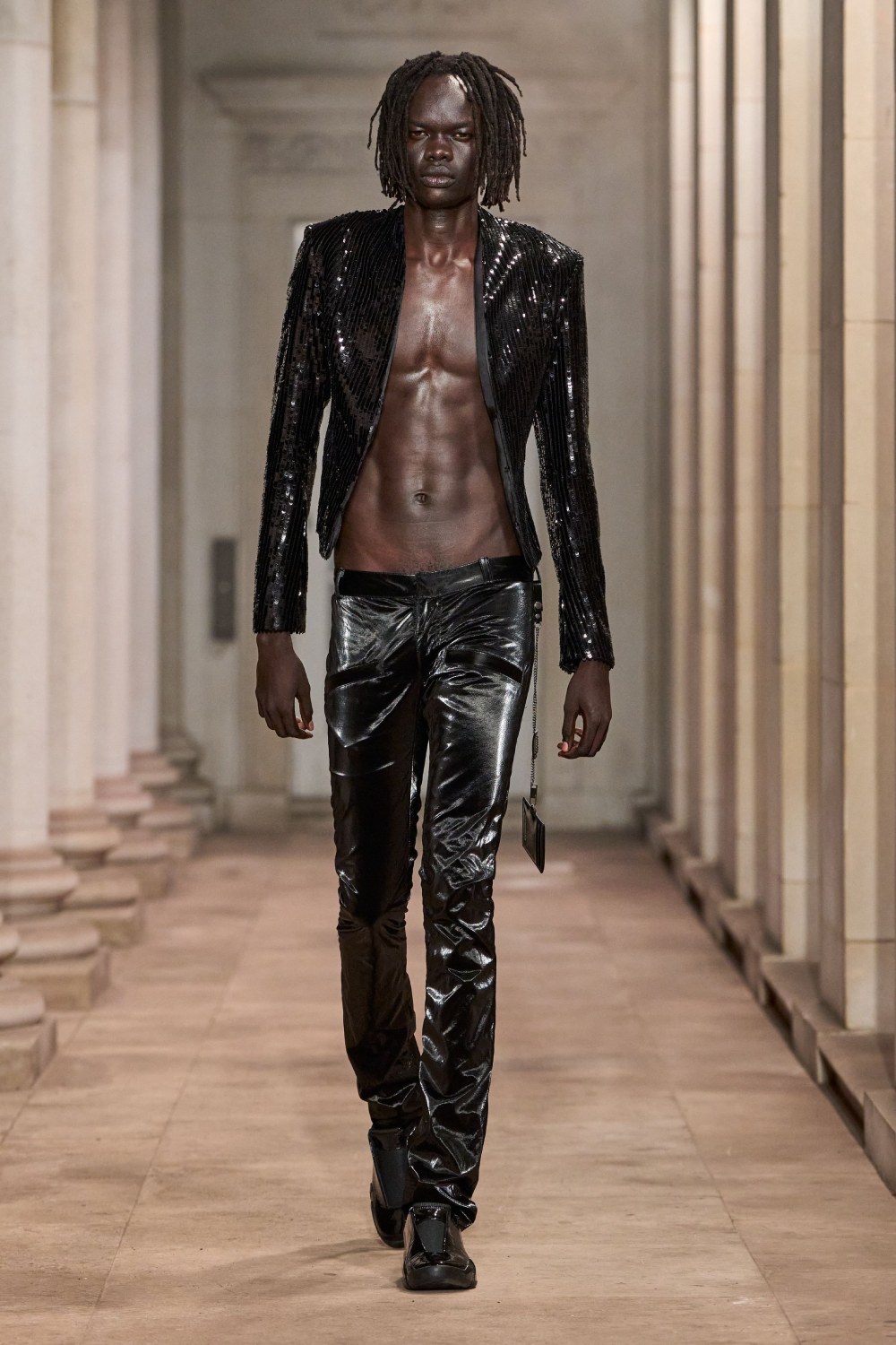 Mowalola SS27 eleva el look sin perder su filo radical