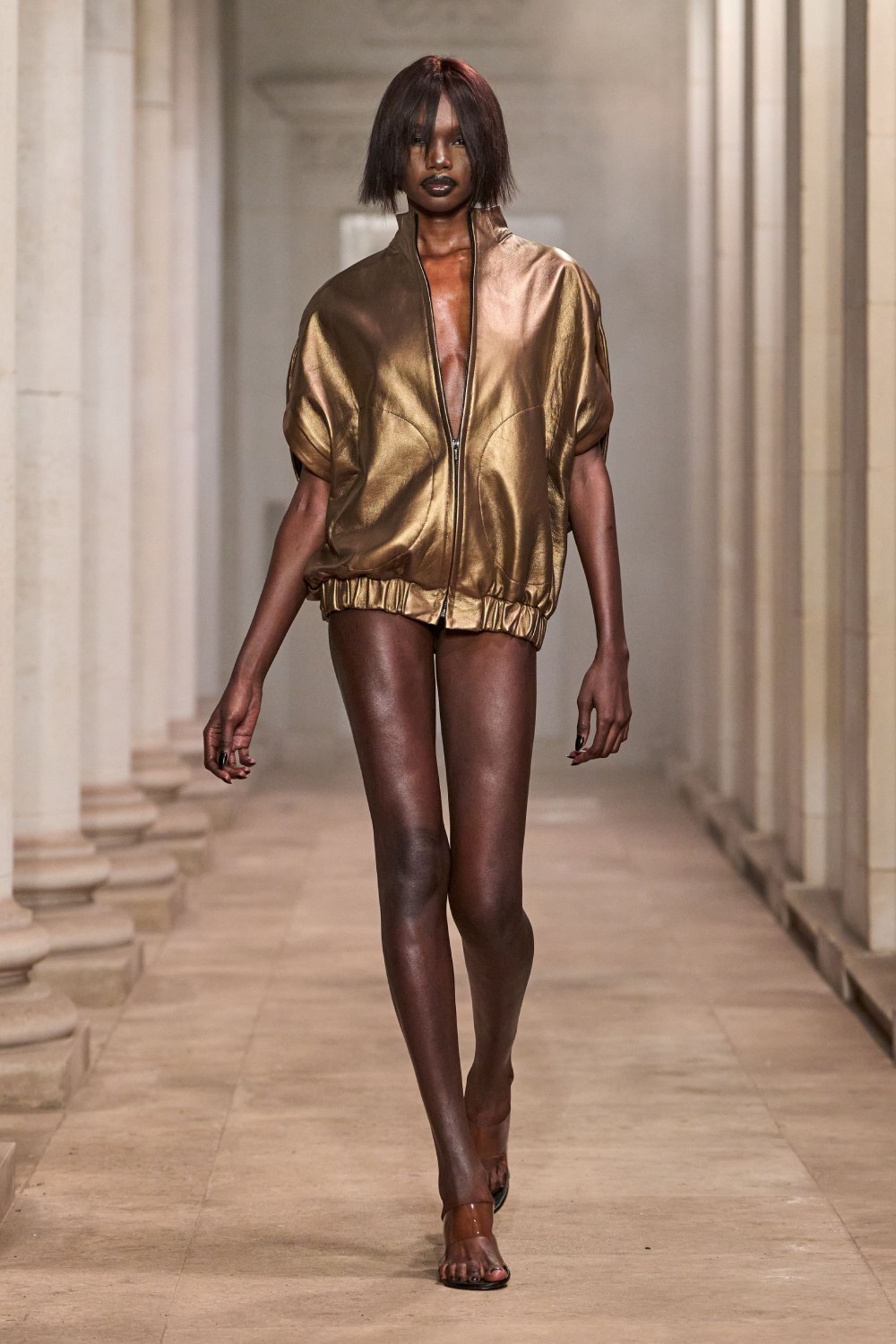 Mowalola SS27 eleva el look sin perder su filo radical