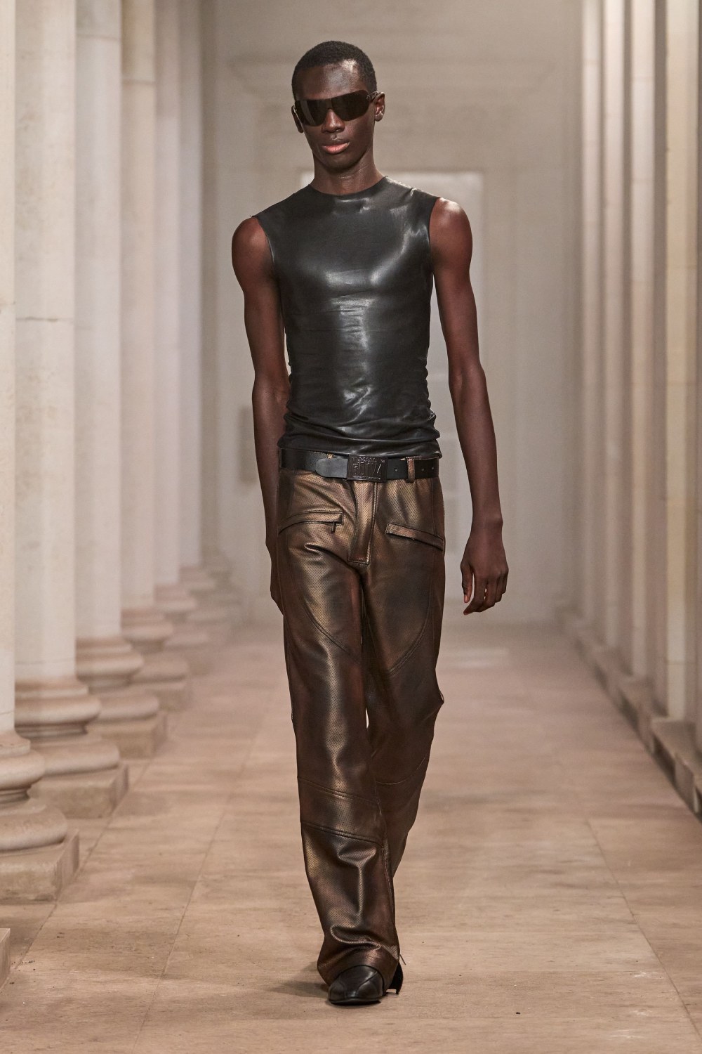 Mowalola SS27 eleva el look sin perder su filo radical