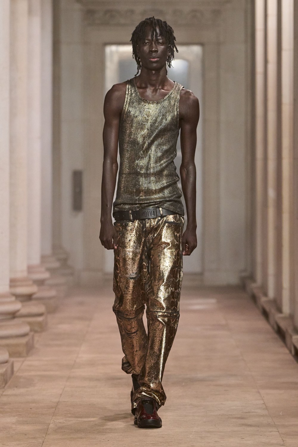 Mowalola SS27 eleva el look sin perder su filo radical