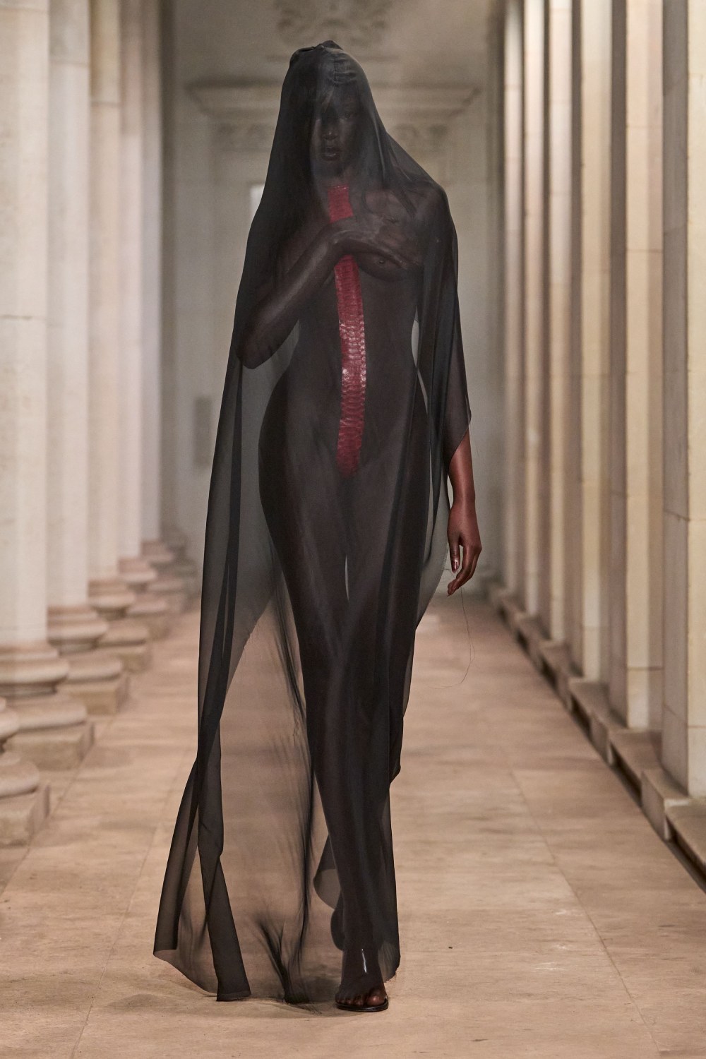 Mowalola SS27 eleva el look sin perder su filo radical