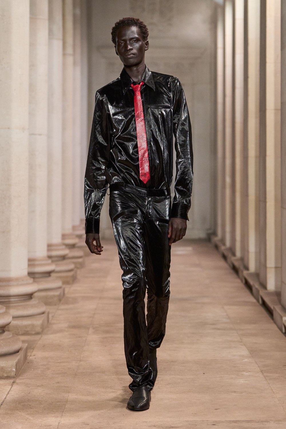 Mowalola SS27 eleva el look sin perder su filo radical
