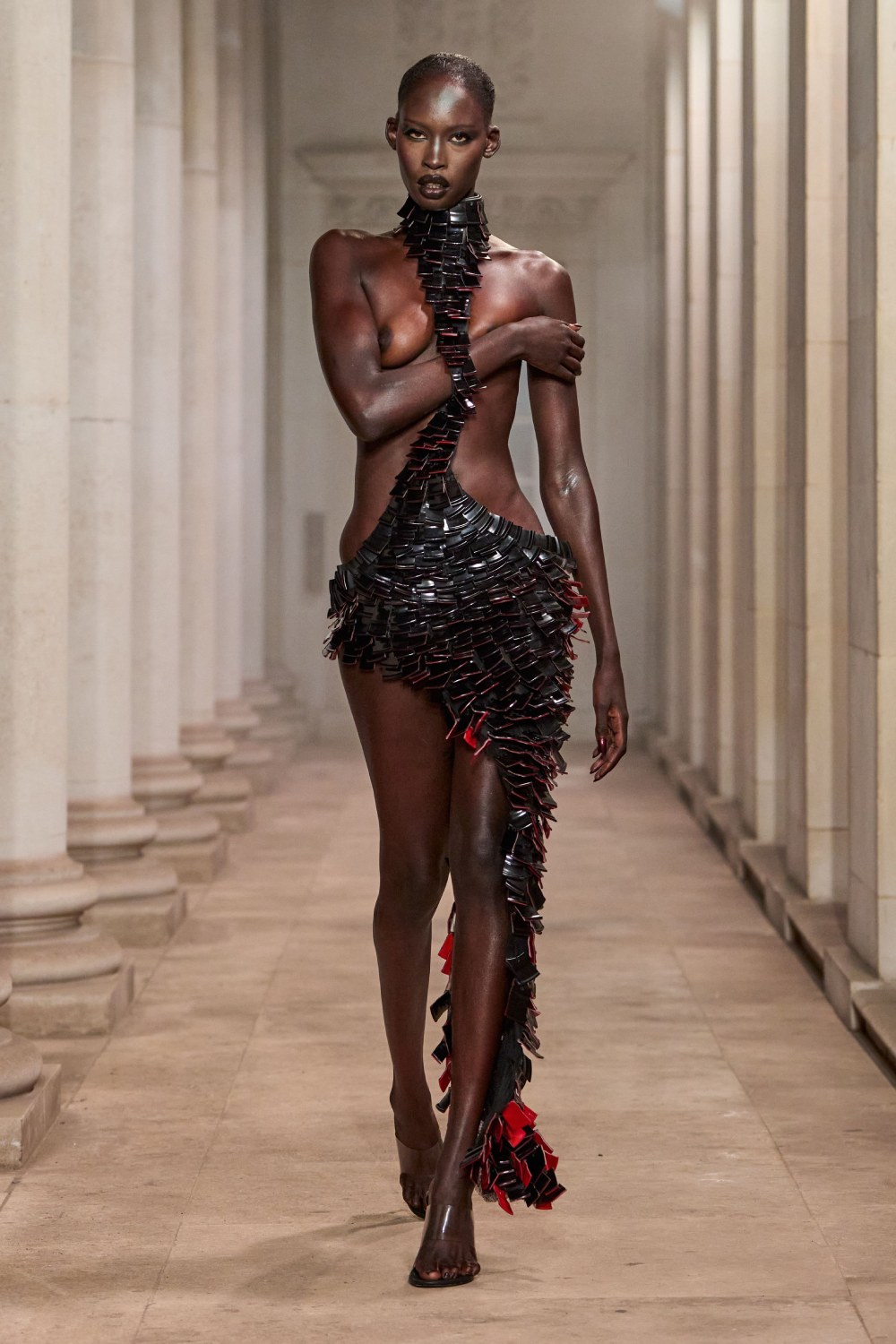 Mowalola SS27 eleva el look sin perder su filo radical