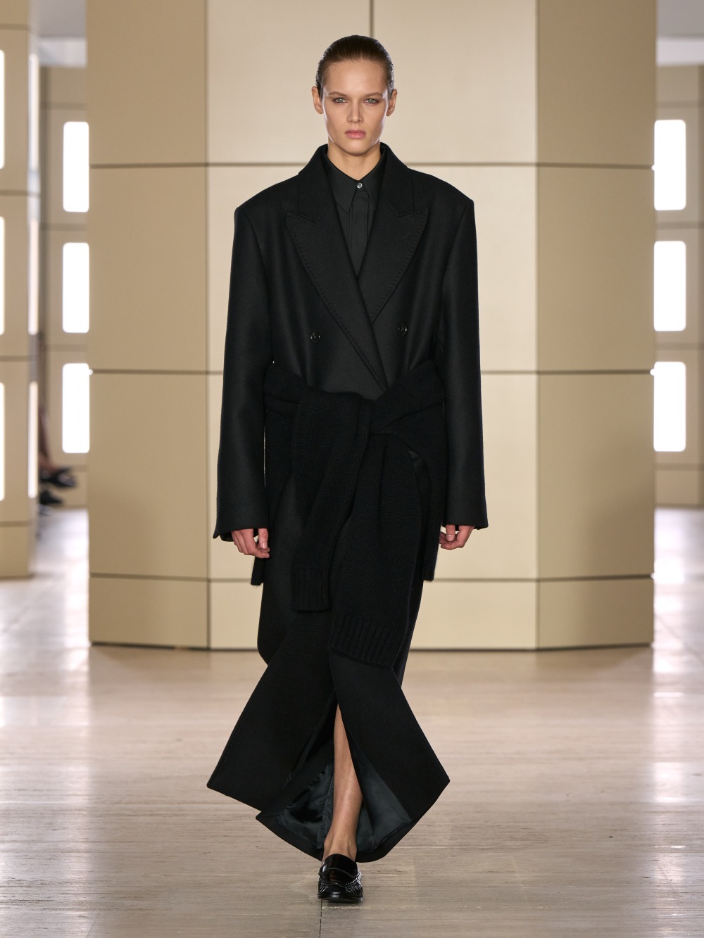 COS AW26: una elegancia cotidiana con tonos apagados