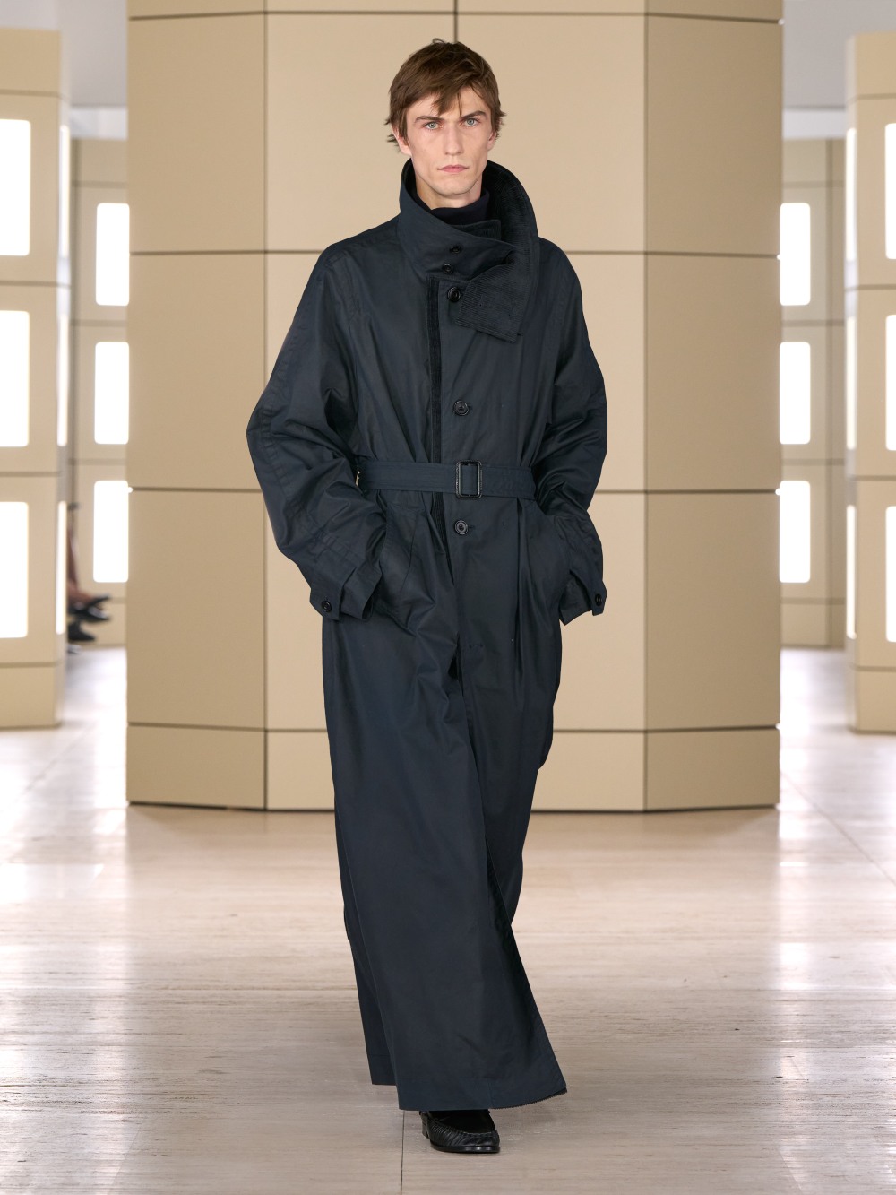 COS AW26: una elegancia cotidiana con tonos apagados