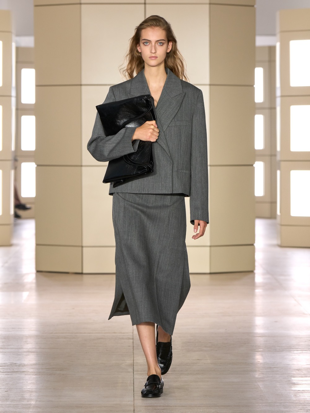 COS AW26: una elegancia cotidiana con tonos apagados