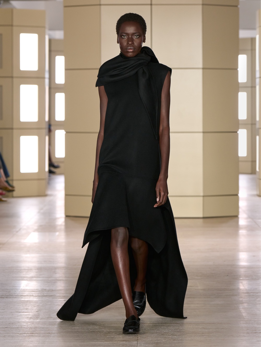COS AW26: una elegancia cotidiana con tonos apagados