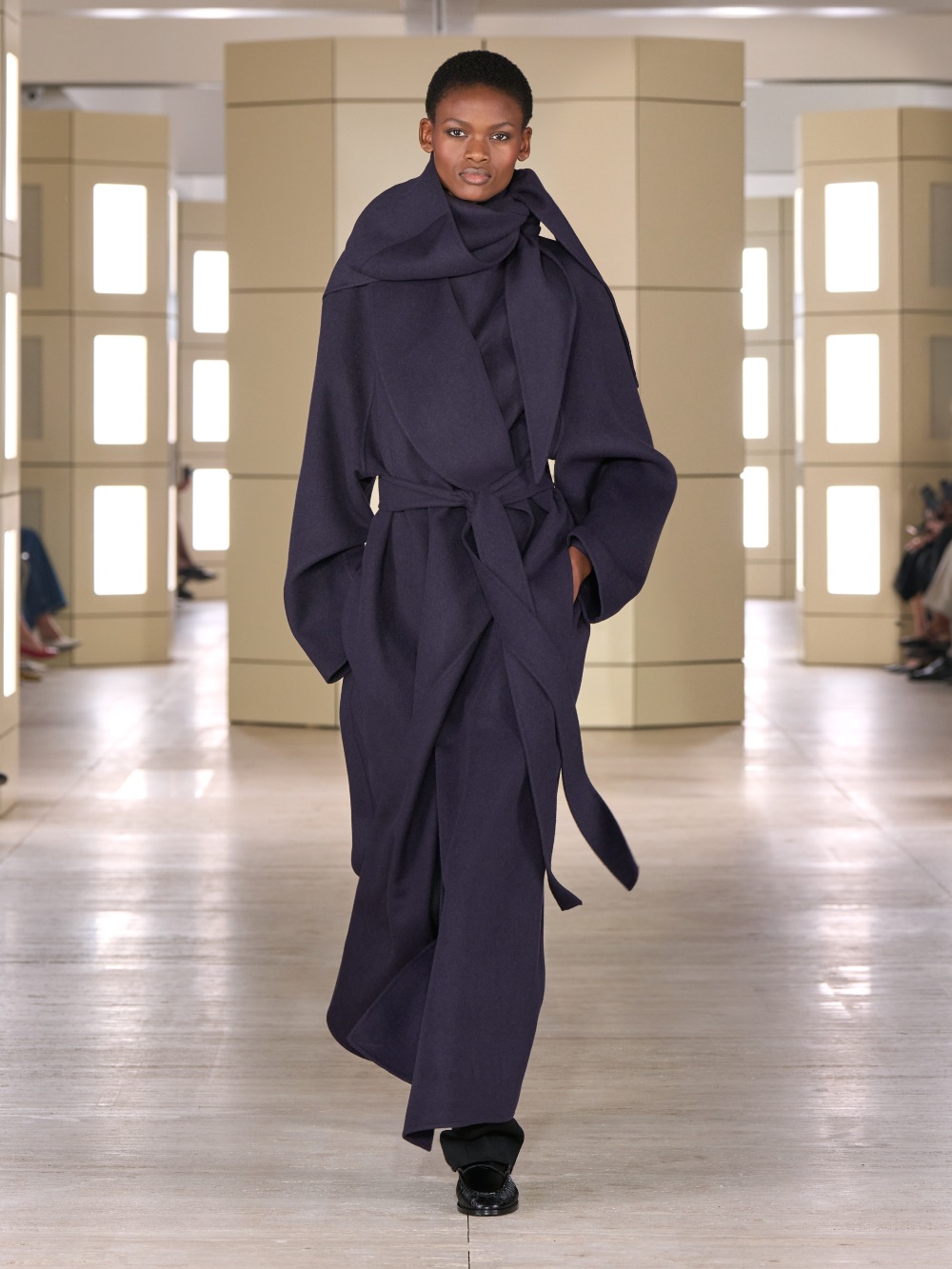 COS AW26: una elegancia cotidiana con tonos apagados