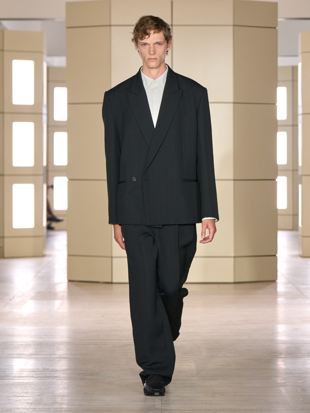 COS AW26: una elegancia cotidiana con tonos apagados