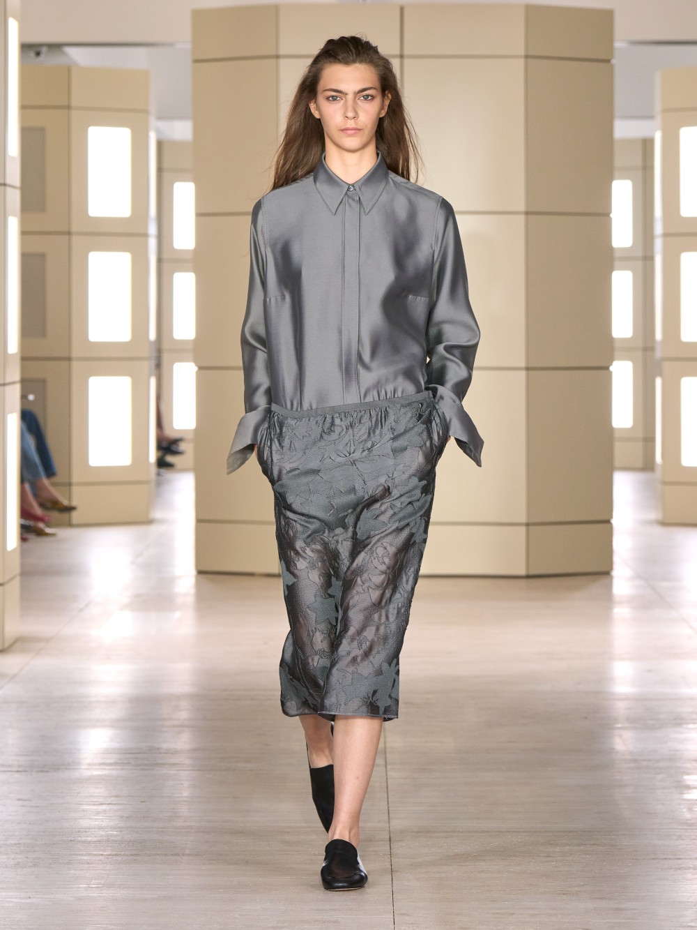COS AW26: una elegancia cotidiana con tonos apagados