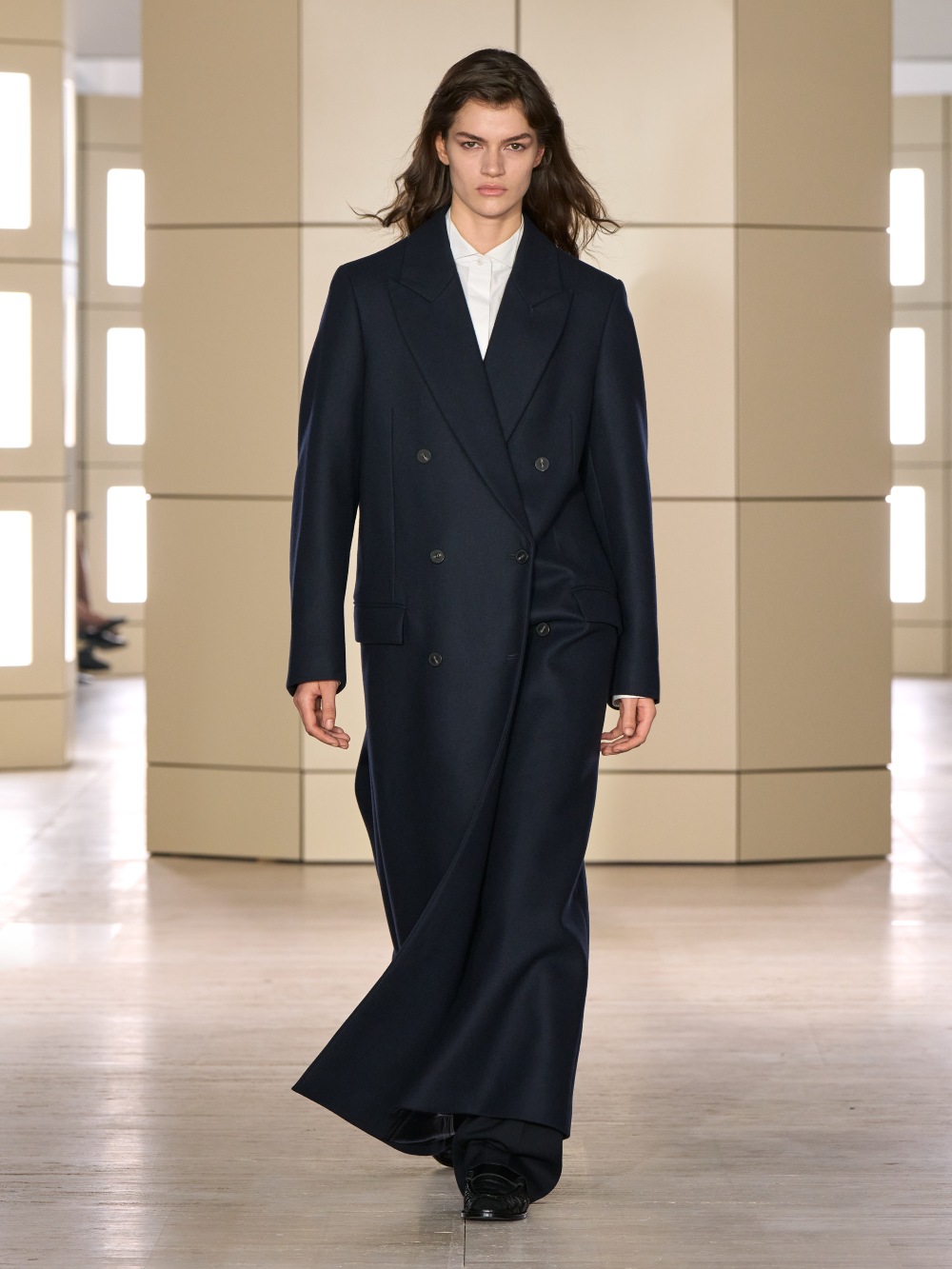 COS AW26: una elegancia cotidiana con tonos apagados