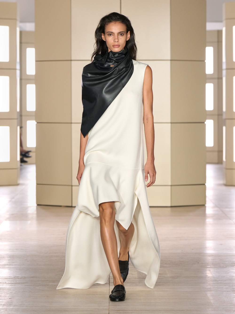 COS AW26: una elegancia cotidiana con tonos apagados
