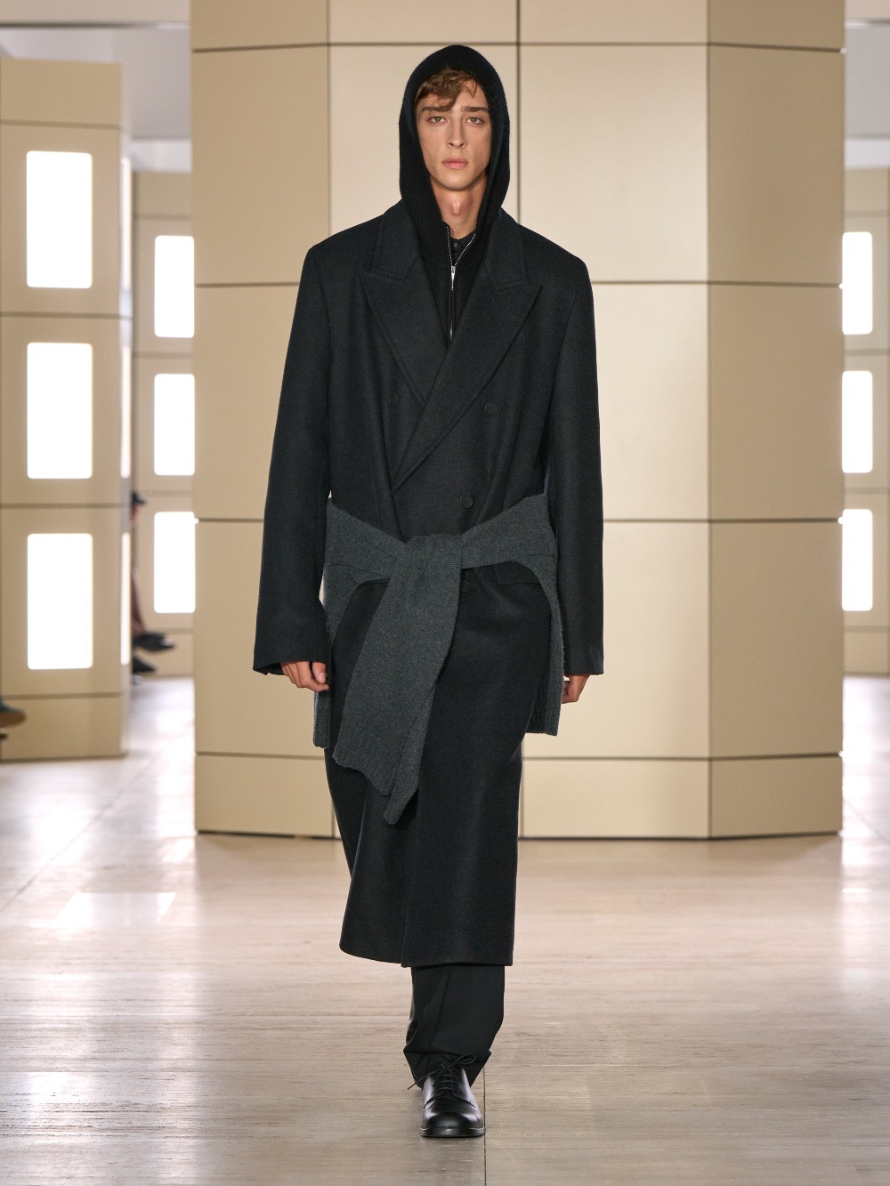COS AW26: una elegancia cotidiana con tonos apagados