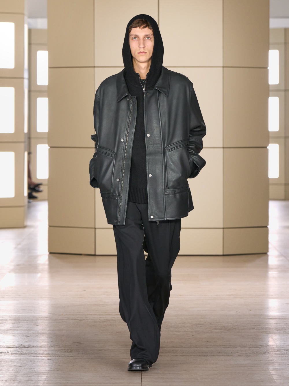 COS AW26: una elegancia cotidiana con tonos apagados