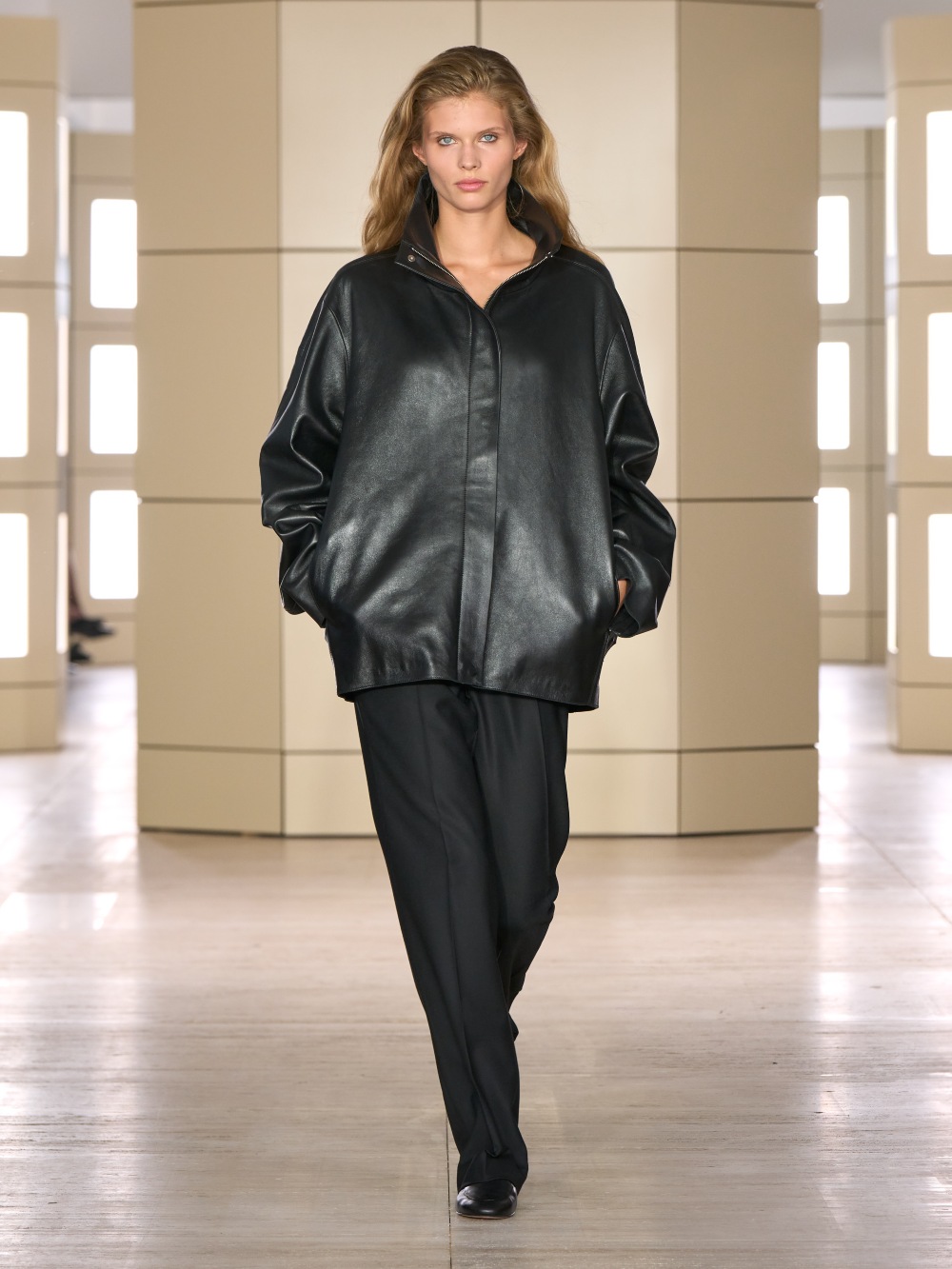 COS AW26: una elegancia cotidiana con tonos apagados