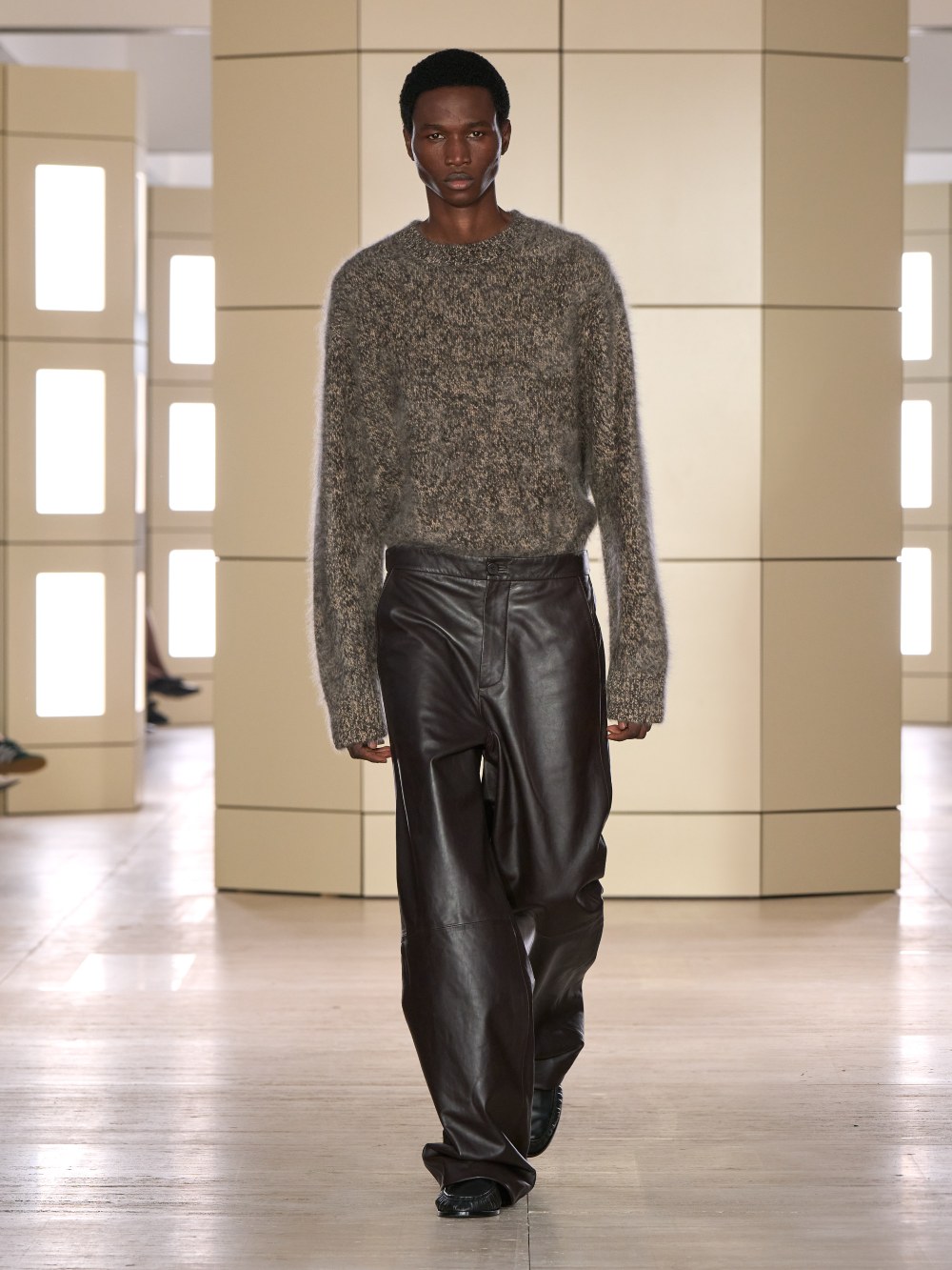 COS AW26: una elegancia cotidiana con tonos apagados