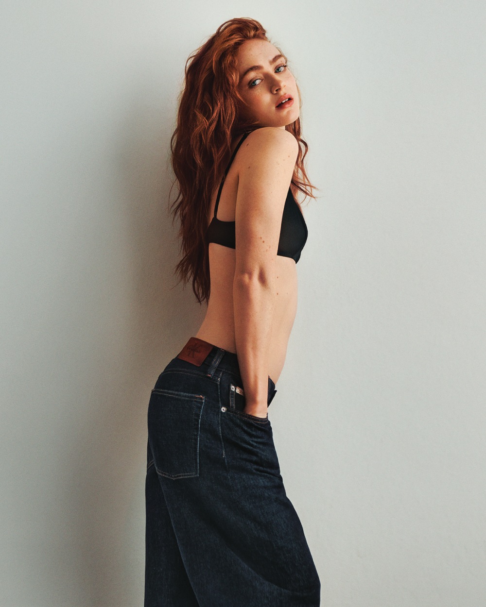 Ajústate a tus jeans Calvin Klein con actitud minimalista
