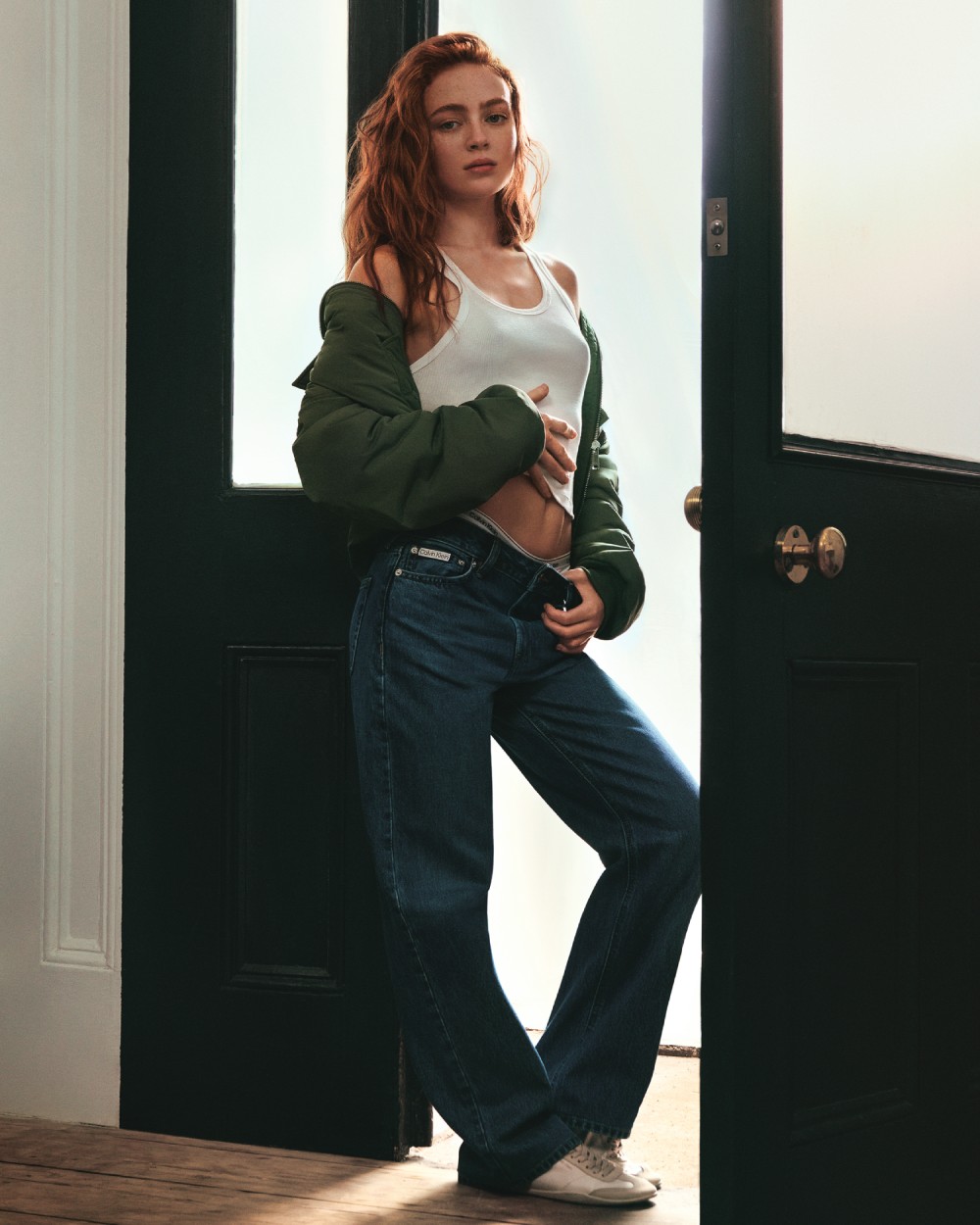 Ajústate a tus jeans Calvin Klein con actitud minimalista
