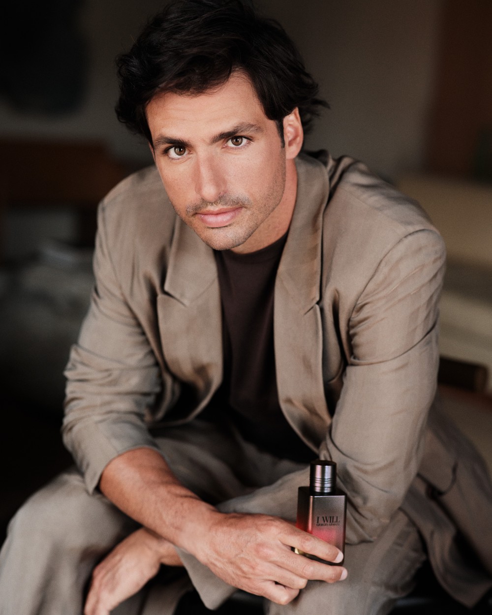 Carlos Sainz acelera su estilo con I WILL de Giorgio Armani