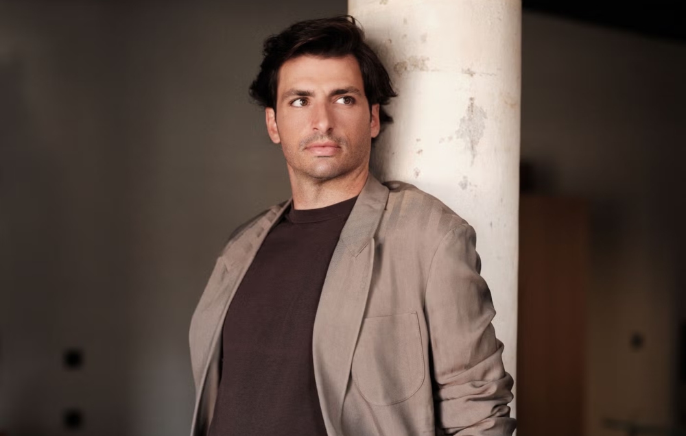 Carlos Sainz acelera su estilo con I WILL de Giorgio Armani